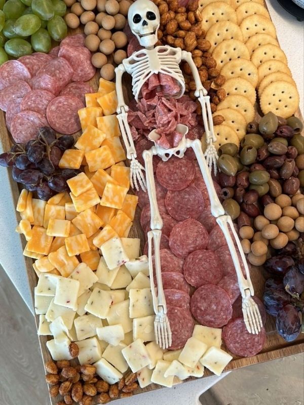Spooky-Halloween-Charcuterie-Board-Ideas