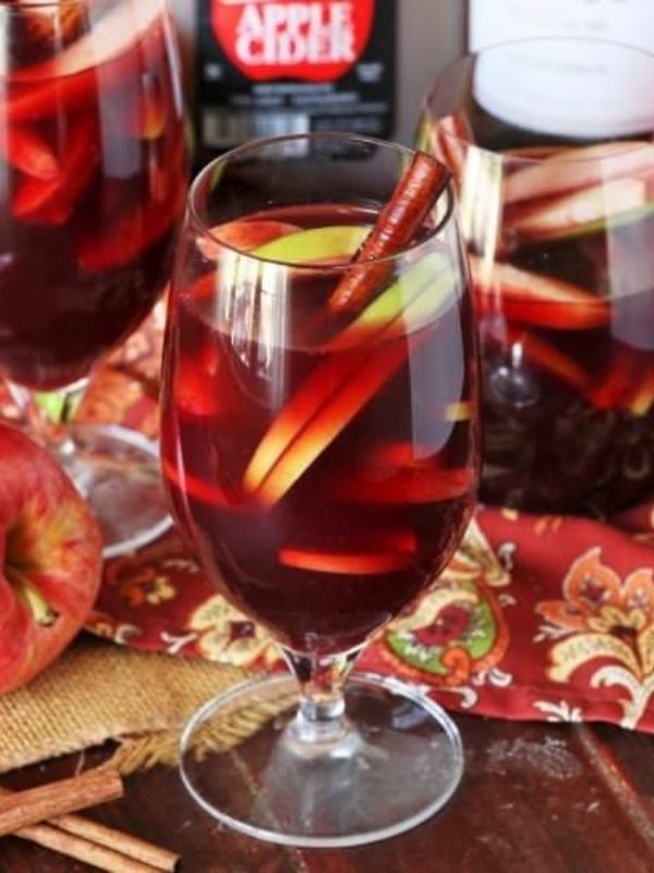Thanksgiving-Punch-and-Cocktail-Ideas-for-Your-Holiday-Gathering