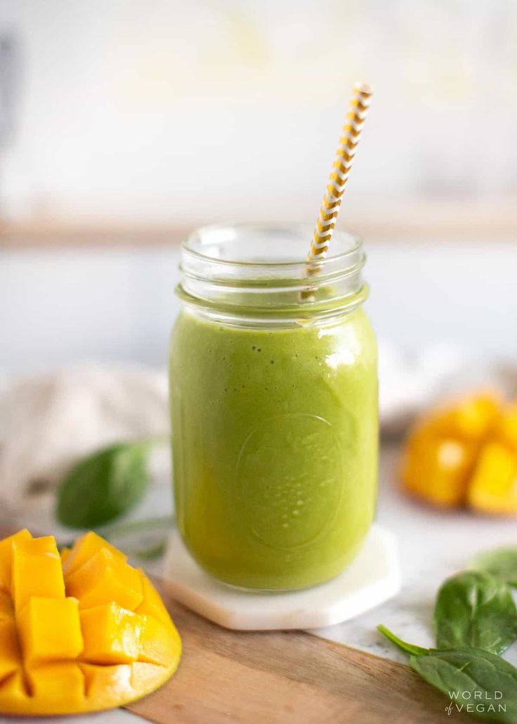 easy-green-mango-smoothie-in-mason-jar-with-spinach