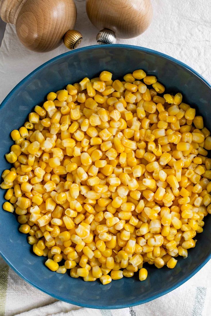 Image-of-corn-in-a-deep-blue-plate-ready-to-serve