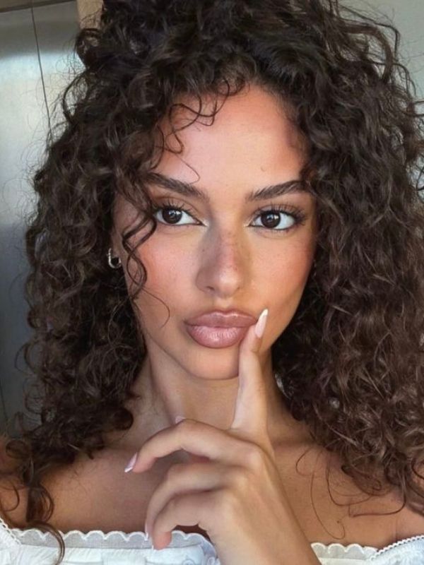 Birthday-Nail-and-Makeup-Ideas-for-a-Glamorous-Celebration