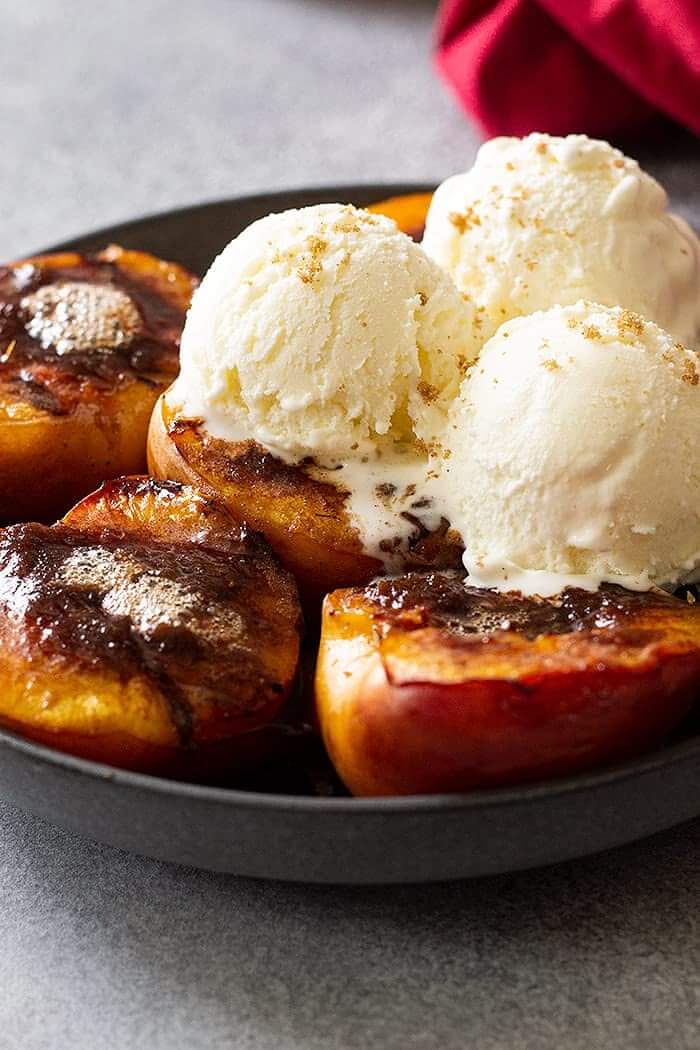 Grilled-peaches-cinnamon-whipped-cream