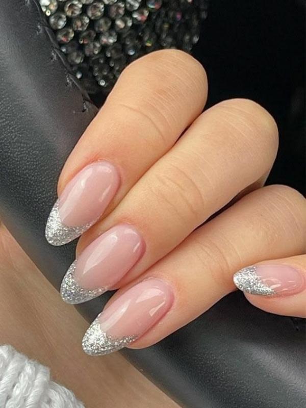 Simple-Christmas-Nail-Ideas-for-Women