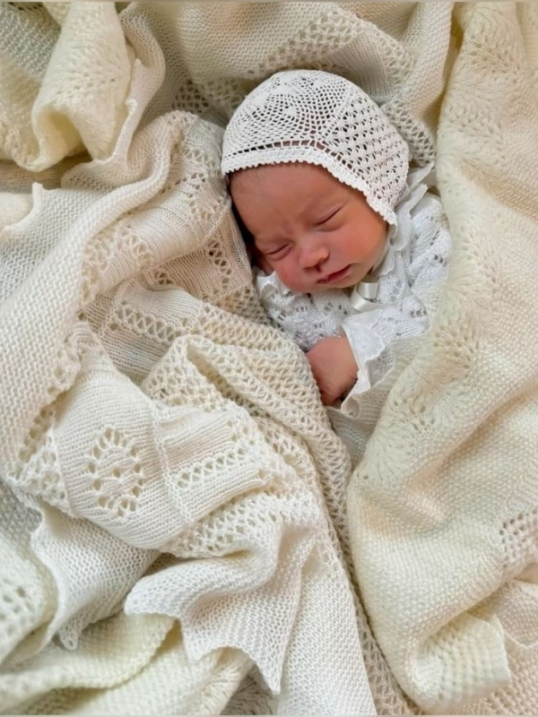 Simple-Newborn-Baby-Photoshoot-Ideas-at-Home