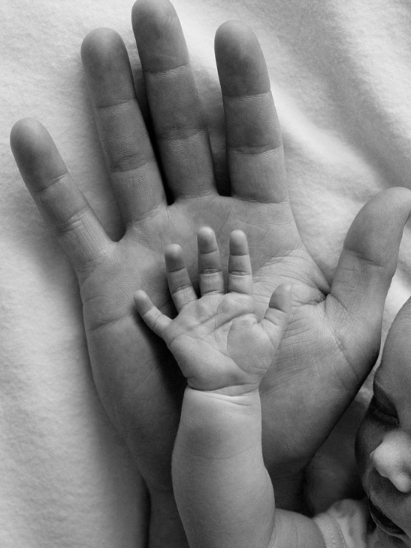 Simple-Newborn-Baby-Photoshoot-Ideas-at-Home