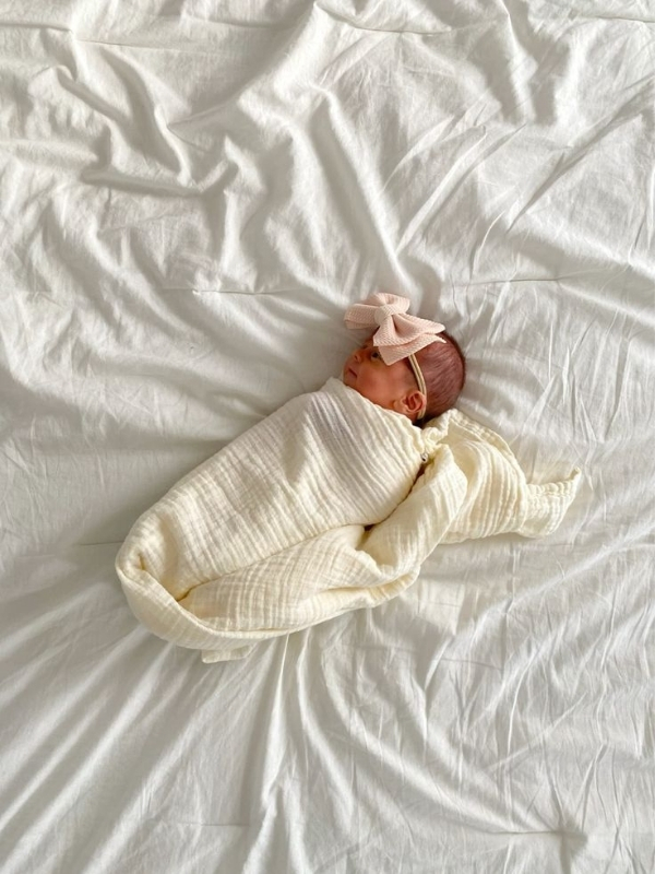 Simple-Newborn-Baby-Photoshoot-Ideas-at-Home
