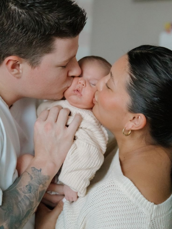 Simple-Newborn-Baby-Photoshoot-Ideas-at-Home