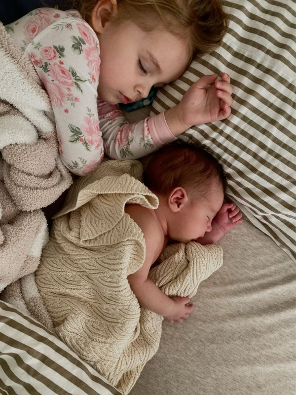 Simple-Newborn-Baby-Photoshoot-Ideas-at-Home