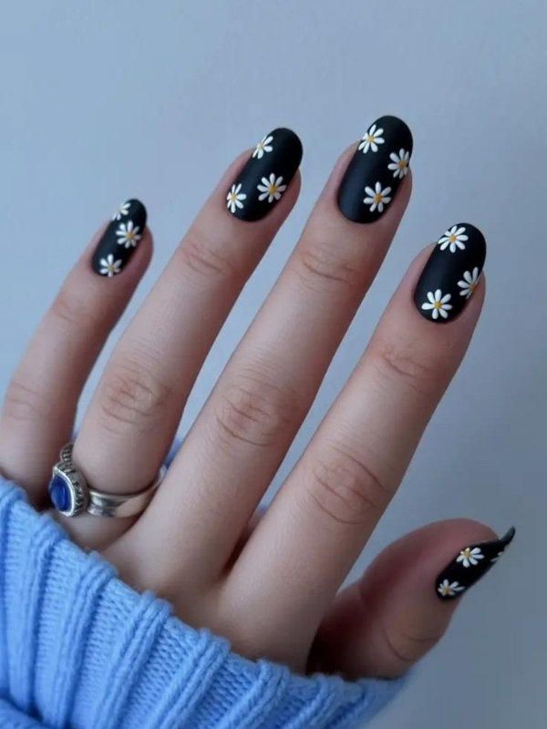 Stunning-Black-and-White-Nail-Designs-for-Women
