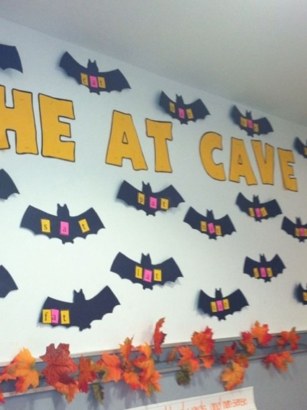 Halloween-Classroom-Decor-Ideas-for-Doors-Walls-and-Windows